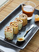 Pfannkuchen-Maki mit Schokoladenmousse und Karamell-Ingwer-Sauce