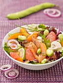 Salat mit Räucherlachs, Pilzen, Saubohnen, Pfirsich und Grapefruit