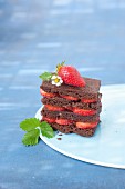 Millefeuille aus Schokoladenkuchen und Erdbeeren