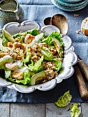 Romana-Salat mit Avocado, Hähnchen, Cerealien und weißem Dressing