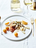 Perlhuhn-Supreme mit weißem Spargel, Pilzen, Champagnercreme und Dauphine-Kartoffeln