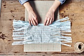 Seidenpapiergirlande selbermachen: das Seidenpapier aufrollen