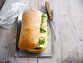 Ciabatta-Sandwich mit Tomme-de- Brebis-Käse, Rucola und kaltgepresstem Olivenöl