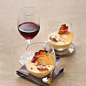 Topinamburcremesuppe mit Speckchips und Parmesanhippe, Glas Rotwein