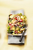 Knackiger Salat mit Hähnchen, Avocado, Kirschtomaten und Balsamico-Essig