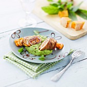 Kalbsroulade mit Rohschinken und Mimolette-Käse auf Brokkolipüree