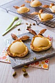 Flaky pastry pears with pistachio crumbs