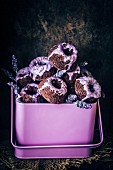 Mini-Küchlein mit dunkler Schokolade und Lavendelguss