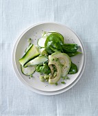 Salat mit Avocado, Erbsen, Spinat und Zucchini