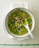Wholemeal noodles and green bean soup