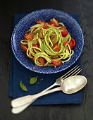 Spaghetti mit Kirschtomaten und Basilikumöl, heiss und kalt