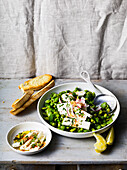 Salat mit dicken Bohnen, Erbsen, Radieschen und mariniertem Feta (vegetarisch)