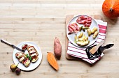 Stillleben mit Zutaten für Raclette