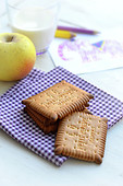 Snack für Kinder: Glas Milch, Butterkekse und Apfel