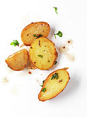 Bratkartoffeln mit Haselnussöl, frischen Kräutern und grobem Meersalz