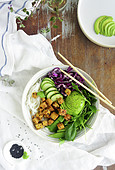 Bowl mit Reisnudeln, knusprigem Tofu und Gemüse (Asien)