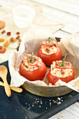 Tomaten gefüllt mit Brousse-Käse, getrockneten Tomaten, Walnüssen, Rosinen und Cumin (vegetarisch)