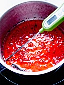 Rosa Zuckermandeln herstellen: Die Temperatur mit einem Küchenthermometer kontrollieren