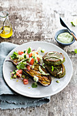 Spinatfalafel mit gegrillter Aubergine und Salat