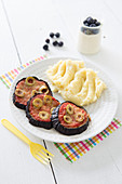 Mini Auberginen-Pizzen mit Tomaten und Oliven, dazu Kartoffelpüree und Sahnedessert mit Heidelbeeren