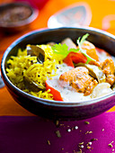 Basmati-Reis mit Safran, Hähnchenfleisch mit Kräuter-Paprika-Marinade und würzige Joghurtsauce