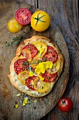 Pizza mit roten und gelben Tomaten