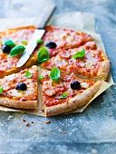 Pizza mit Schinken, Käse und schwarzen Oliven