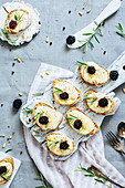 Toasted bread with goat’s cheese and blackberries (vegetarian)