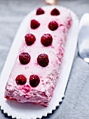 Chesecake-style raspberry log cake