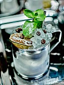 Cocktail Sohei Swizzle in einer Tasse aus Edelstahl
