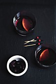 Zwei Gläser Sangria und Schälchen schwarze Oliven zum Aperitif