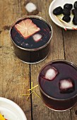 Glas Tinto de verano (Rotwein mit Zitronenlimonade) und Glas Calimocho (Rotwein mit Cola)