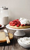 Victoria Sponge Cake (Biskuitkuchen mit Erdbeeren und Schlagsahne, England)