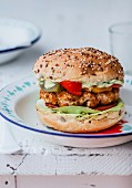 Delhi-Burger mit mariniertem Tandoori-Hähnchen, dreierlei Paprika und Raita-Curry-Sauce