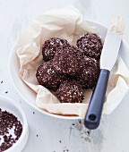 Meringue balls coated with chocolate vermicellis