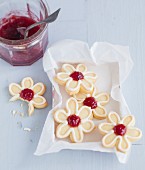 Shortbread flowers decorated with Swiss meringue and strawberry jam