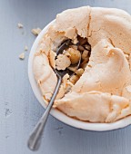 Cinnamon-flavored apple and raisin meringue pie