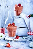 Vegane Erdbeer-Griesscreme in Gläschen