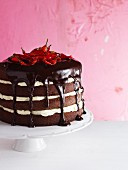 Schokoladen-Sahne-Torte mit roten Pfefferschoten