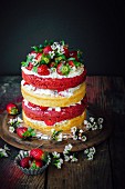 Red Velvet Cake mit Mandeln und Erdbeeren, USA