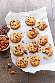 Cookies mit Pekannuss und Schokoladenstückchen, auf Backpapier