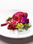 Drei Variationen von der roten Bete: Mousseline, Sprossen und Salat