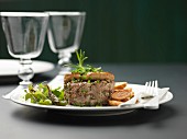 Enten-Tatar mit gebratener Foie Gras und Kartoffeln Sarladaise