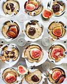 Composition with fig muffins and chocolate muffins