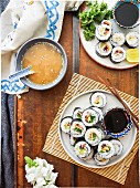 Misosuppe, vegetarische Maki-Sushi und Sojasauce