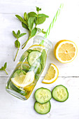 Detox-Wasser mit Gurke, Zitrone und Minze