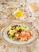 Mixed lettuce salad with shrimp brochettes, mango coulis