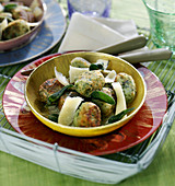 Spinat-Ricotta-Gnocchi mit frittierten Salbeiblättern und Parmesanspänen