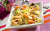 Spaghettis with shrimps, artichokes and green pepper