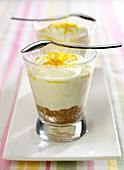 Crushed speculos and lemon mousse pudding